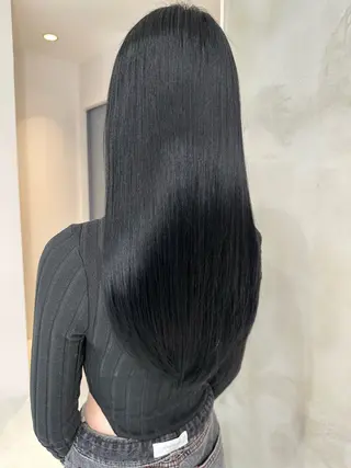 ロング レイヤーカット 透明感カラーのヘアスタイル