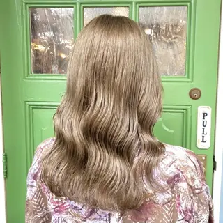 ミディアム カラー BRITS 渡辺 菜々子のヘアスタイル