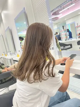 ミディアム レイヤーカット✂︎ ハイトーン🧋ひろむのヘアスタイル