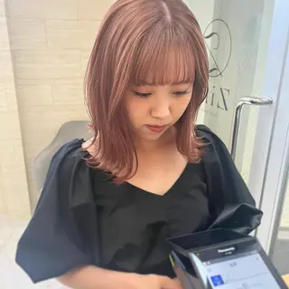 セミロング ANNA ／艶髪／ハイトーンのヘアスタイル