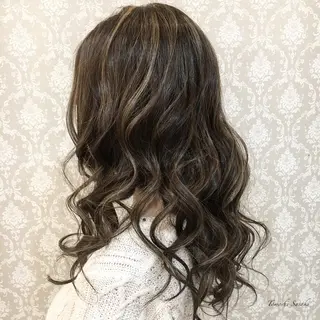 カラー ササキ トモシのヘアスタイル