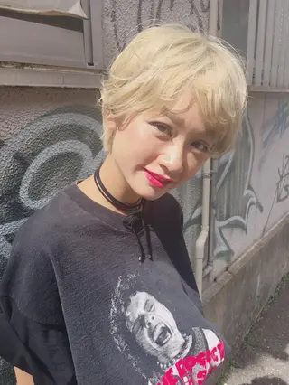 ショート カラー ウルフカット／吉村 桃子のヘアスタイル