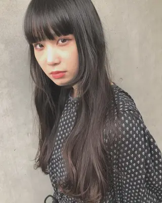 ロング カラー 荒木 依莉亜のヘアスタイル