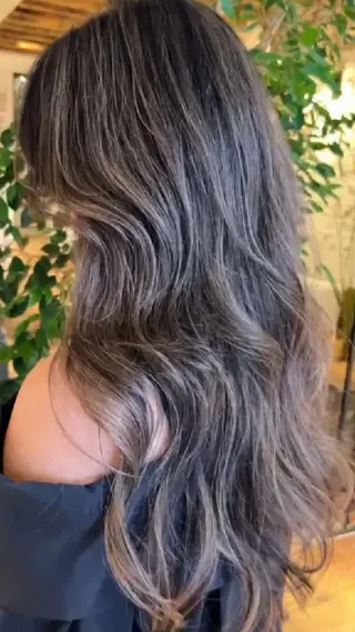 セミロング カラー WARREN・TRICOMI NEW YORK 表参道店所属・浅比 惇平のヘアスタイル