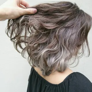 ミディアム カラー 艶髪✨ハイトーン ✨ホワイト✨北宗一郎のヘアスタイル