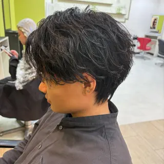 三ノ宮フェザーパーマ 蕃本 啓利のヘアスタイル