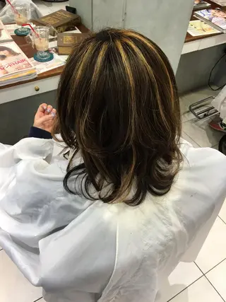 ミディアム カラー パーマ ブリーチカラー🌈 嘉名 真樹のヘアスタイル