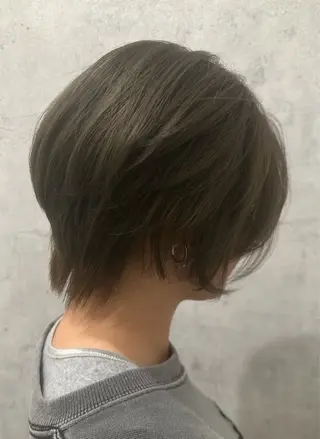 ショート カラー Moe by aria所属・飯田 冴のヘアスタイル