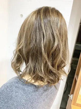 セミロング カラー パーマ 白髪ぼかしハイライト 柳川拓哉のヘアスタイル