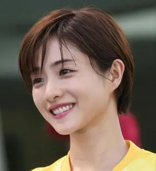 ショート 曲がる縮毛矯正 センターパートのヘアスタイル