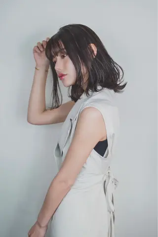 ミディアム カラー Le'a銀座所属・前髪/顔周り /レイヤー/秋山 元のヘアスタイル