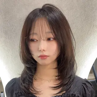 ミディアム ハッシュカット🖤 レイヤー/透けカラーのヘアスタイル