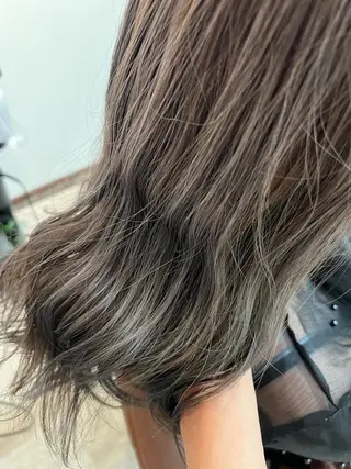 セミロング 美容師っぽくないけど 上手いんだなぁ🐭のヘアスタイル