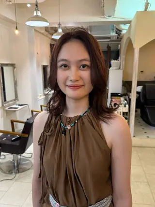 セミロング Maho/海外 レイヤー/ハイトーンのヘアスタイル