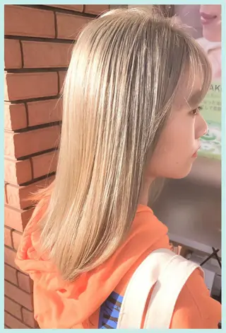 セミロング 🔷ブリーチバレイヤ ージュ🔷飯野達也のヘアスタイル