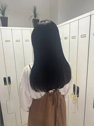 セミロング レイヤー 艶々カラーのヘアスタイル