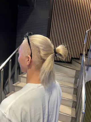 セミロング カラー メンズ ハイトーンカラー 坂本 翼のヘアスタイル