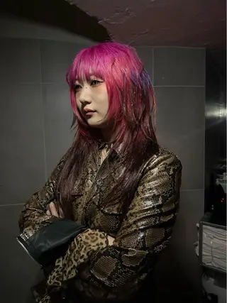 ミディアム ✴︎TO-MA✴︎ レッドカラー/透明感のヘアスタイル