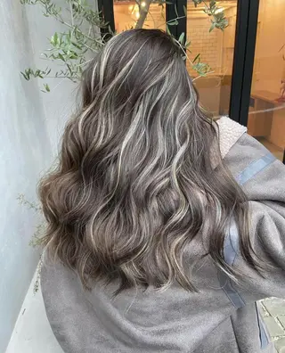 ロング 白いハイライト🤍 タナカリョウスケのヘアスタイル