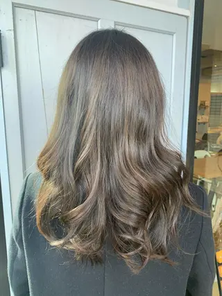 ロング カラー ツキダテ ユイのヘアスタイル