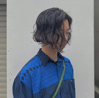 ミディアム パーマ メンズ パーマ、髪質改善 カズマのヘアスタイル