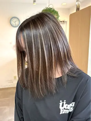 ミディアム Ring  by Moremuu所属・issy/ハイライト ハイトーン／レイヤーのヘアスタイル