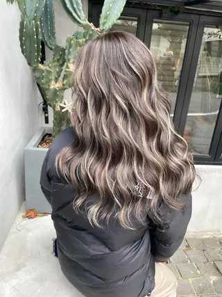 ロング 白いハイライト🤍 タナカリョウスケのヘアスタイル