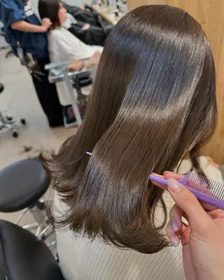 ミディアム カラー ミルクティー× グレージュMOMOのヘアスタイル