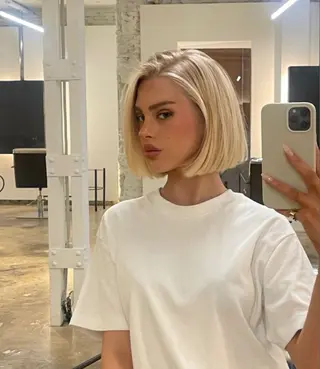 ショート カラー 楪 yuzuriha所属・Saaya/レイヤー /ブリーチ/ブロンドのヘアスタイル