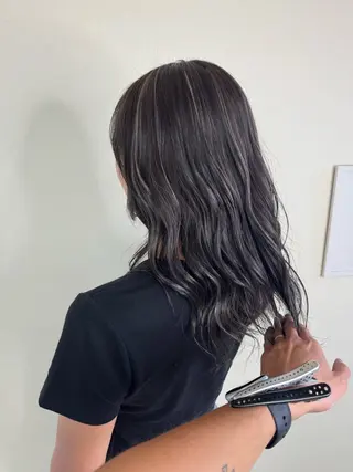 セミロング カラー ハイライトカラー✨ グレージュ✨鎌倉光洋のヘアスタイル