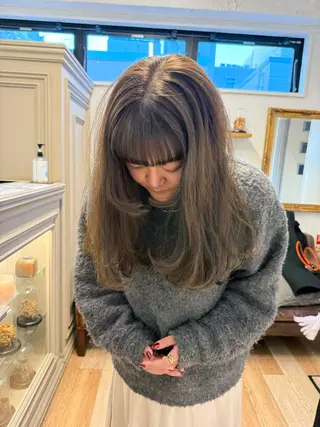 ロング カラー ミルクティー× グレージュMOMOのヘアスタイル