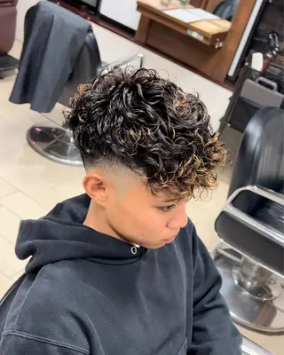 ショート カラー パーマ メンズ 佐藤 拓未のヘアスタイル