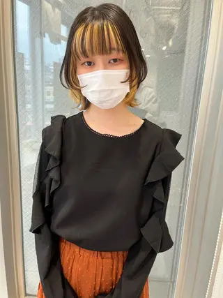 ショート カラー ウルフカット／吉村 桃子のヘアスタイル