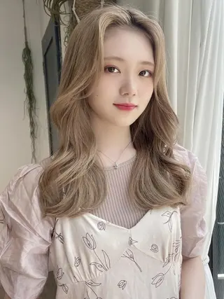 セミロング 岩月ちさと まつ毛/カラーのヘアスタイル