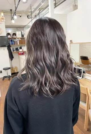 セミロング 白いハイライト🤍 タナカリョウスケのヘアスタイル