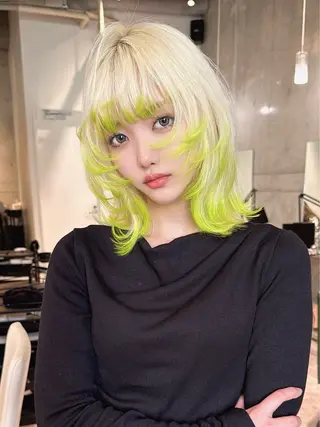 セミロング 名古屋ムラ修正 ハイトーンのヘアスタイル