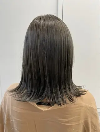 ミディアム カラー ✩.*Aise⟡.· 艶カラー🐈‍⬛🩶のヘアスタイル