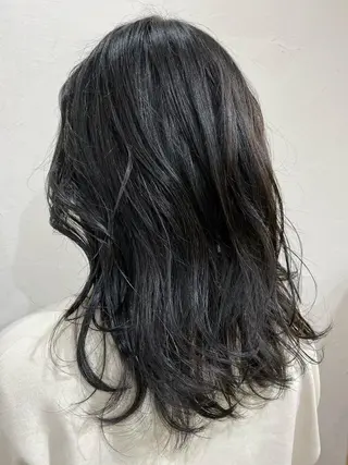 セミロング カラー ヘアアレンジ 暗髪カラー🫐パーマ おくだりんかのヘアスタイル