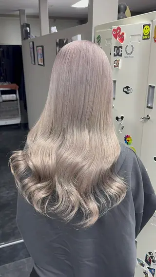 ロング カラー ヘアアレンジ ホワイトカラー/ ピンクベージュにったのヘアスタイル