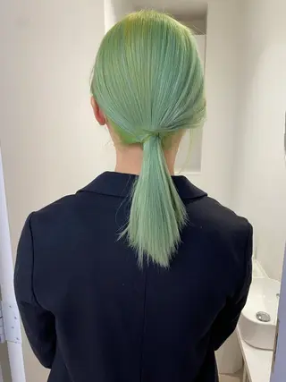 ミディアム ボブ/ハイトーン REINAのヘアスタイル