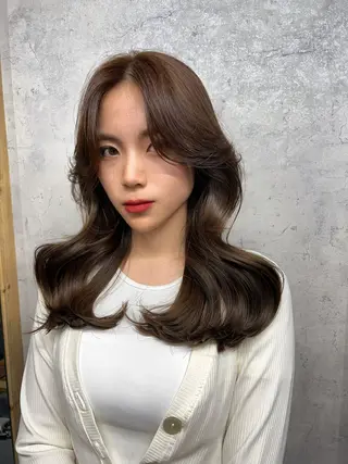 ミディアム カラー ヘアアレンジ レイヤー／顔周り 韓国ヘア森田和貴のヘアスタイル