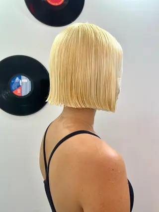 ショート カラー ヘアアレンジ 🧨ブリーチー×ボブ レイヤー💎じゅえるのヘアスタイル