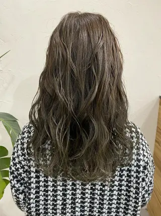 セミロング カラー ヘアアレンジ 暗髪カラー🫐パーマ おくだりんかのヘアスタイル