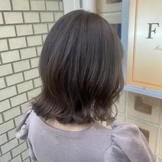 ミディアム ブリーチなしカラー/ 顔周りレイヤーカットのヘアスタイル
