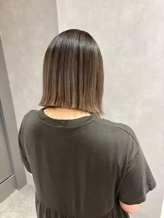 ミディアム ブリーチ/ハイトーン /大人バレイヤージュのヘアスタイル