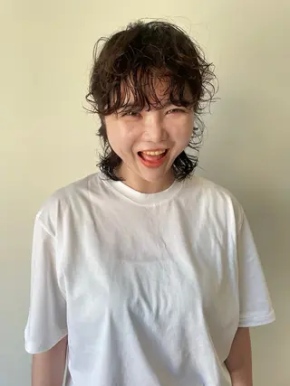 ミディアム パーマ ブリーチなし 寒色カラーのヘアスタイル