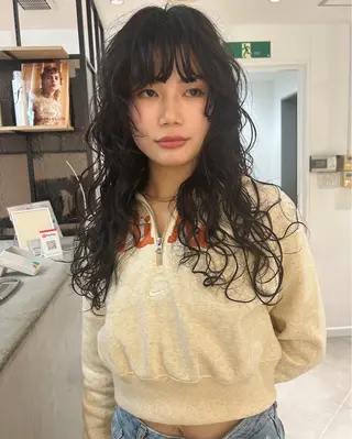 ロング パーマ Loom.所属・村上雅人 ナチュラルモードのヘアスタイル