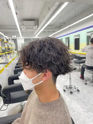 セミロング パーマ ヘアアレンジ メンズ 艶カラー の達人のヘアスタイル