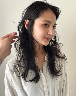 ロング カラー Loom.所属・村上雅人 ナチュラルモードのヘアスタイル