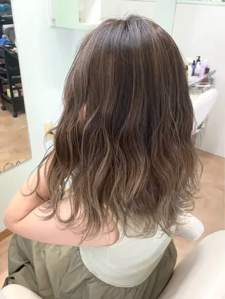 ミディアム カラー 石毛 ひかるのヘアスタイル